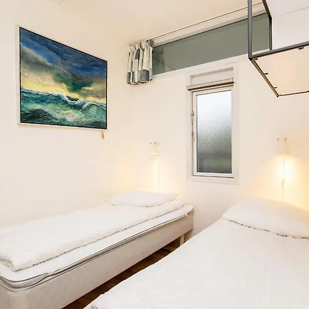 4 Person On A In 公寓 *